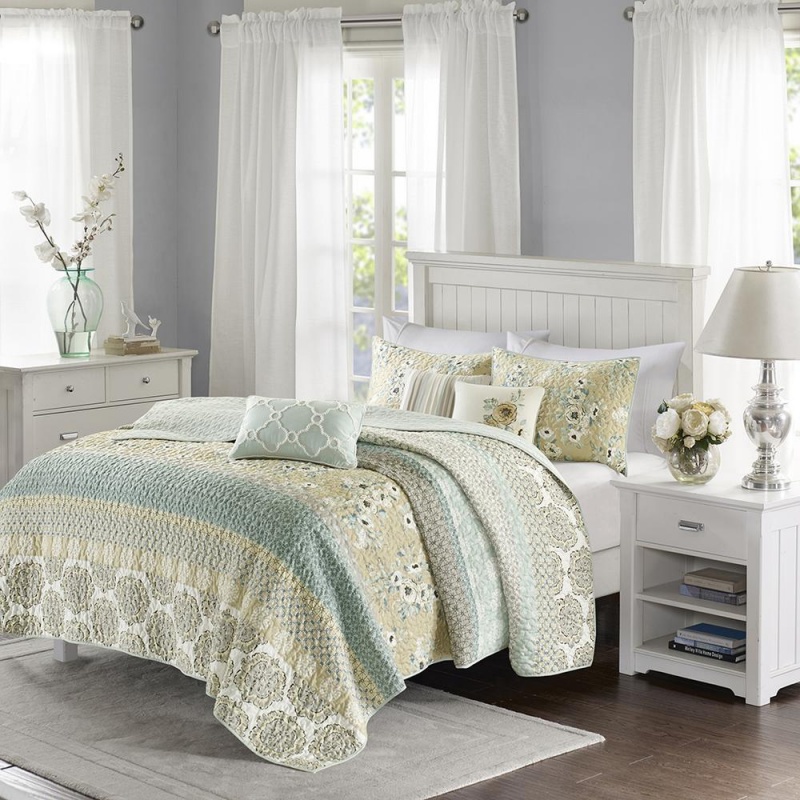 6 Piece Cotton Quilt Set With Throw Pillows