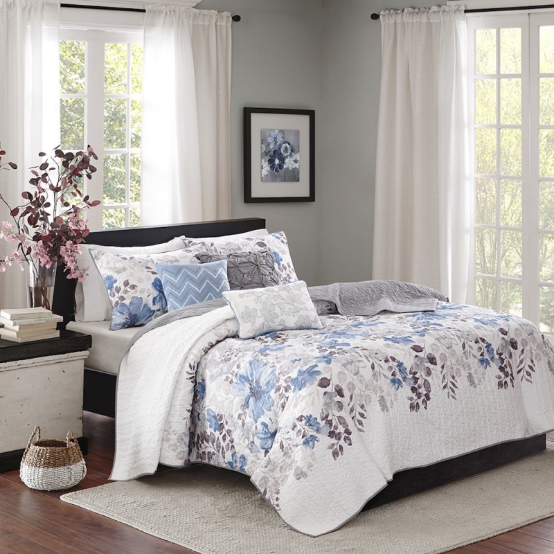 6 Piece Printed Quilt Set With Throw Pillows