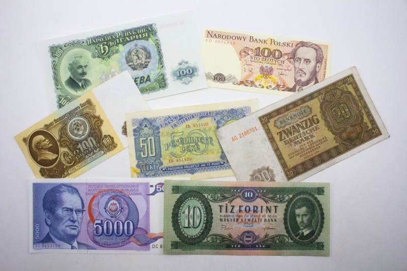 Iron Curtain: Six Banknotes Of The Eastern Bloc (Billfold)