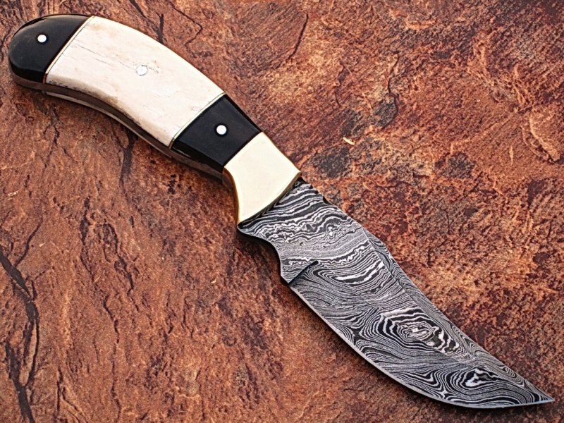 White Deer Clip Point Damascus Steel Hunting Knife Buffalo Horn Handle
