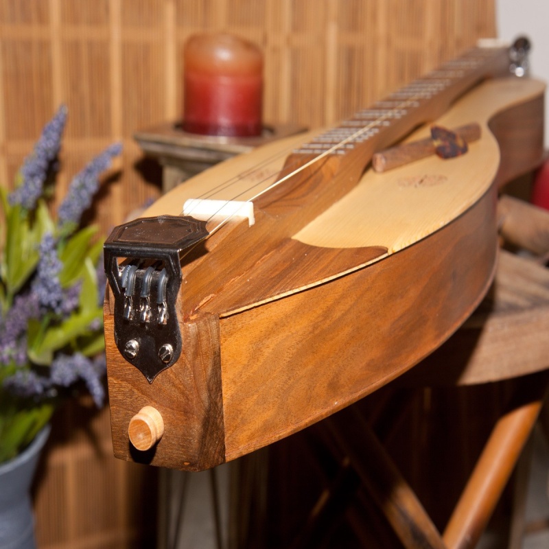 Roosebeck Grace Mountain Dulcimer 4-String Vaulted Fretboard Spruce Knotwork - Walnut
