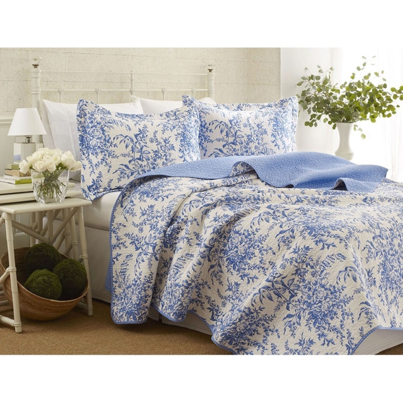King Size 100-Percent Cotton Quilt Bedspread Set With Blue White Floral Leaves Pattern