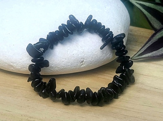 Stretchable Chips Stone Bracelet: Black Onyx